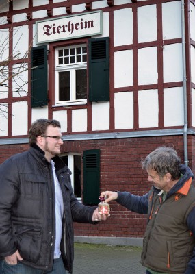 Bastian Richelshagen von Hunde.de überreicht Bernhard Schinzel die Leckerli-Spende